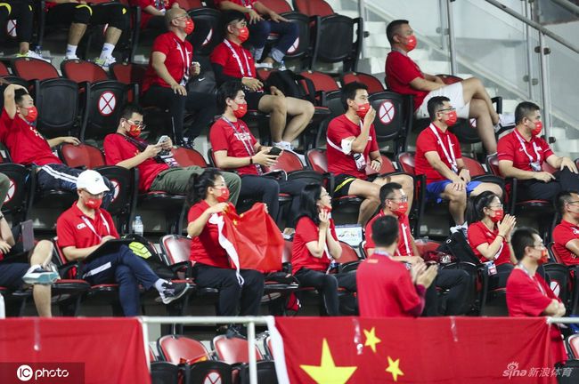 突然之间，平静的家庭生活被帝国主义入侵给摧毁了。